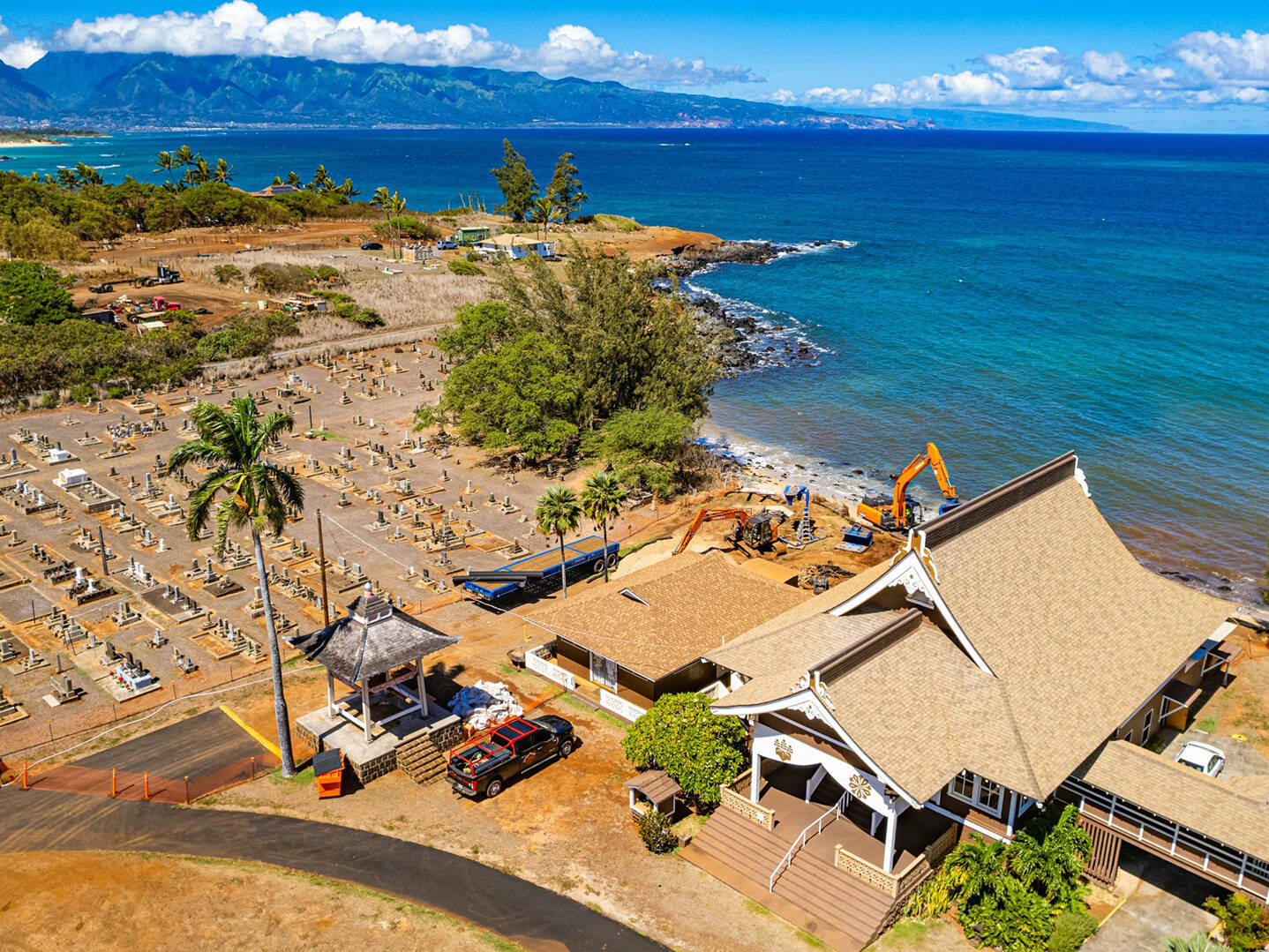 The front of Mantokuji Temple and cemetery as seen from above
