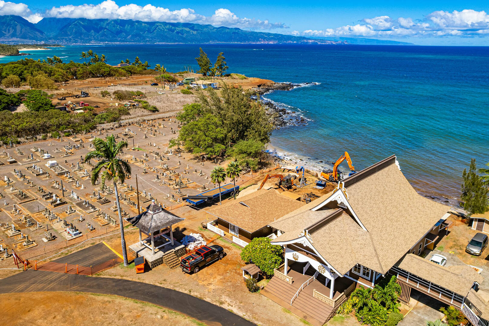 The front of Mantokuji Temple and cemetery as seen from above